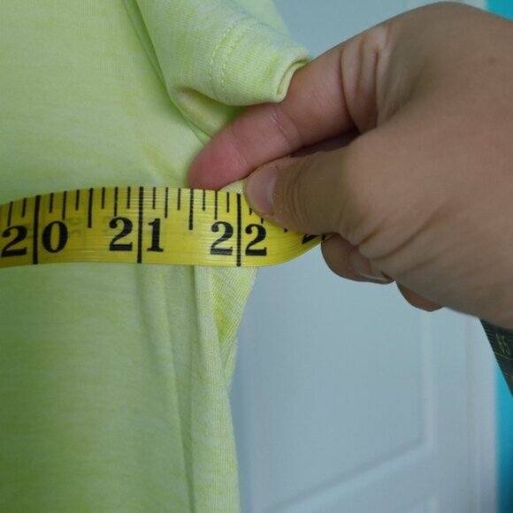 Womens Under Armour Yellow Short Sleeve Athletic V Neck T-Shirt Loose Fit Large - Picture 10 of 10